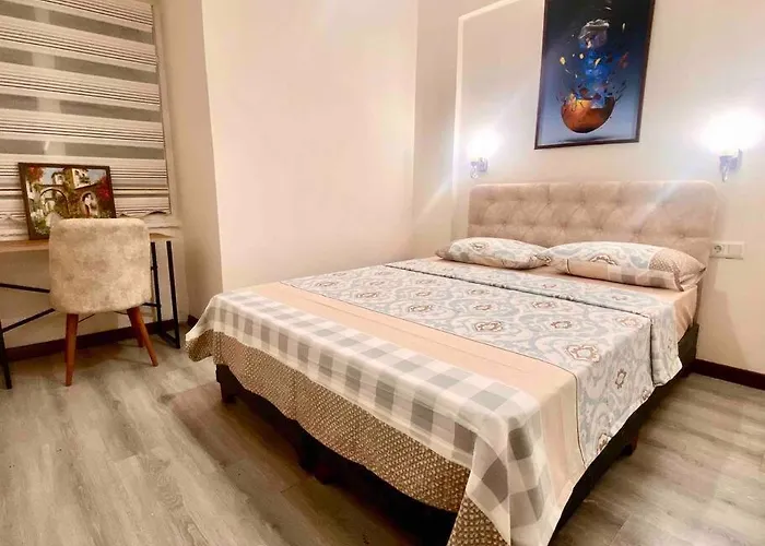Licensed ,jazzy Class 3 Bedrooms Homes 100mb Wi-fi Apartment