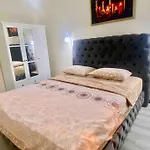 Licensed ,jazzy Class 3 Bedrooms Homes 100mb Wi-fi Lägenhet *