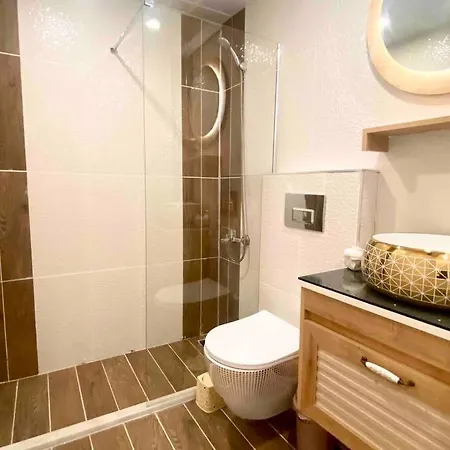 Licensed ,jazzy Class 3 Bedrooms Homes 100mb Wi-fi Apartamento *